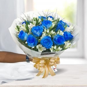 Buque de Flores Com Rosas Azuis e Astromelias Brancas
