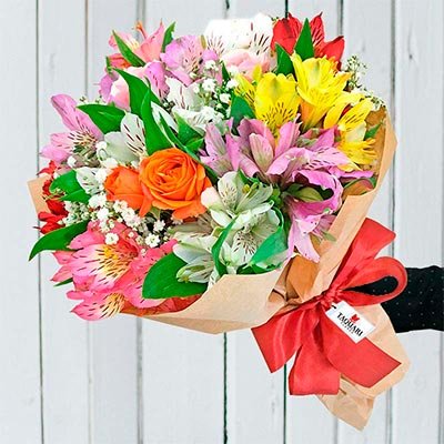 Buque de Flores de Astromelias e Rosas