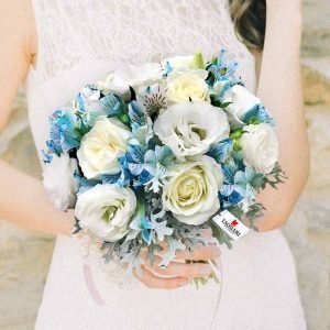 Buque de noiva redondo com flores azuis e branca