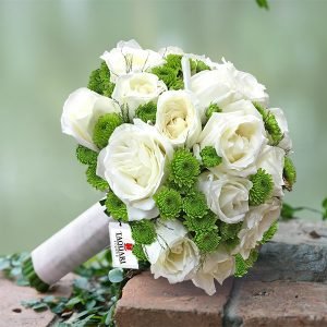 Buquê de Noiva Redondo Com Rosas Brancas e Pinóquio