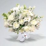 Buquê de Noiva Redondo Com Flores Brancas
