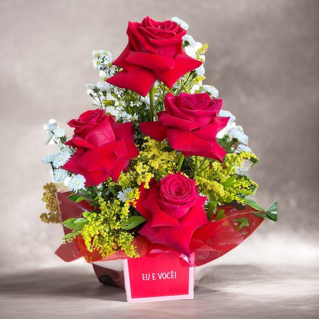 caixa com quatro rosas colombianas
