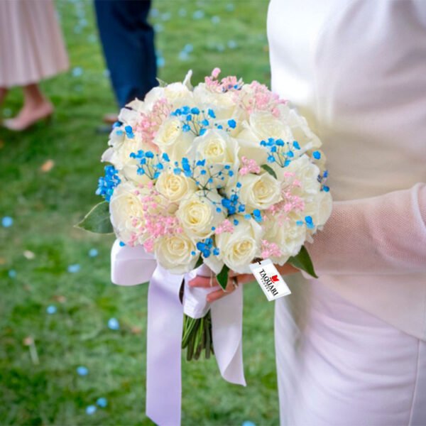 Buque de noiva com rosas brancas e gipsofilas azuis e brancas